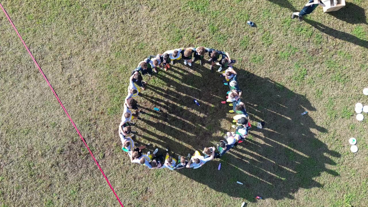 Le squadre in cerchio sul campo