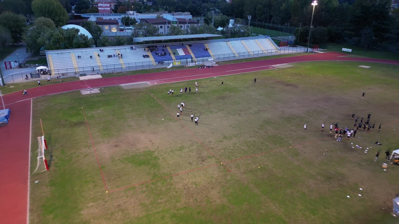 La ripresa aerea si allarga sullo stadio