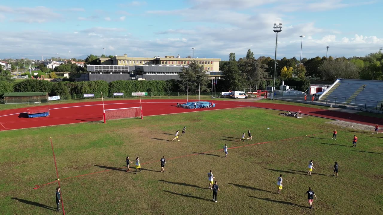 Una fase di gioco con la tribuna sullo sfondo
