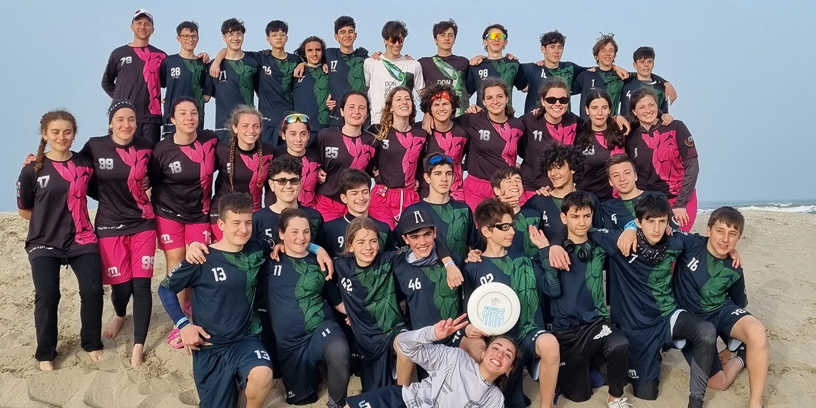 Le squadre Donkey Divers e Donkey Ladies insieme sulla spiaggia al Paganello